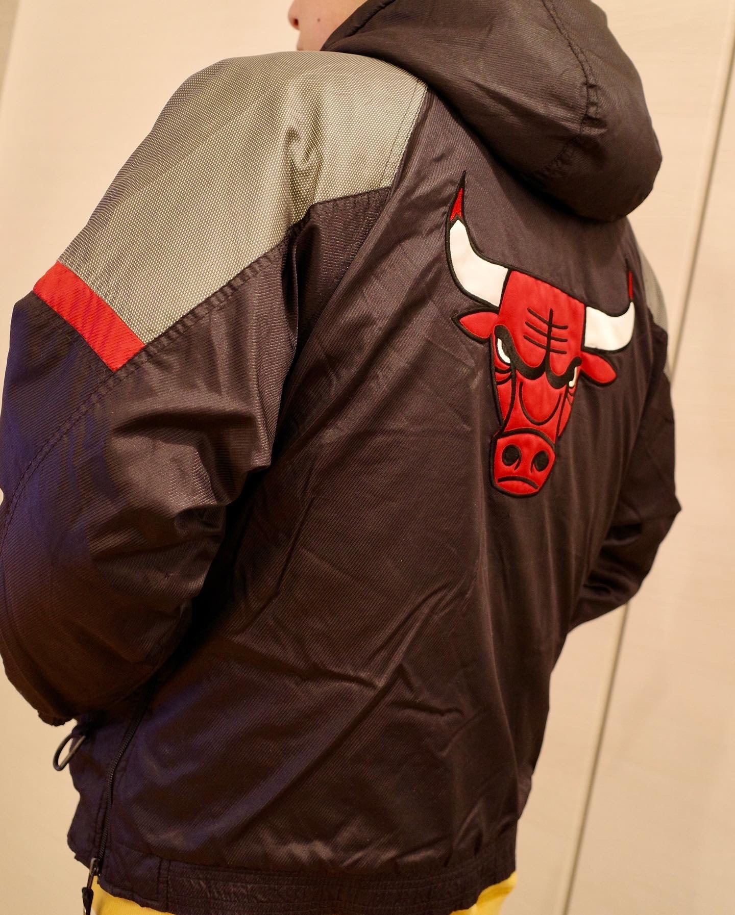 90's NBA シカゴ ブルズ Chicago bulls 中綿 ナイロン ジャケット USA 古着 M プルオーバー ハーフ ジップ